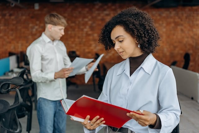 homme et femme avec des documents administratifs